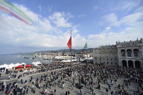 Le Frecce Tricolori sorvolano piazza Unità d'Italia all'apertura della regata velica Barcolana - Trieste 04/10/2017